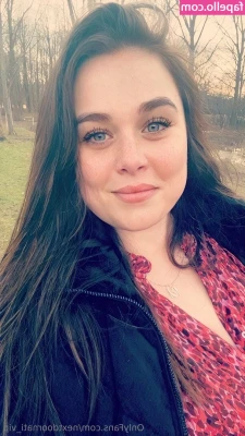 brunettebombxx - Your favorite view...with a visitor! Say hi lol ~