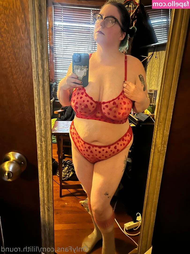 odette.opulence [ odette-opulence ] - Happy Thursday! uncensored video time 🖤💕