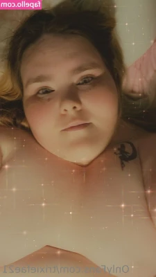 trixiefae21 - Spank me? 🍑👀