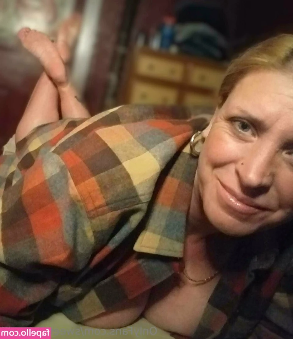 sweet.feet.milf [ sweet-feet-milf ] - I look like I’m waiting for something..😈