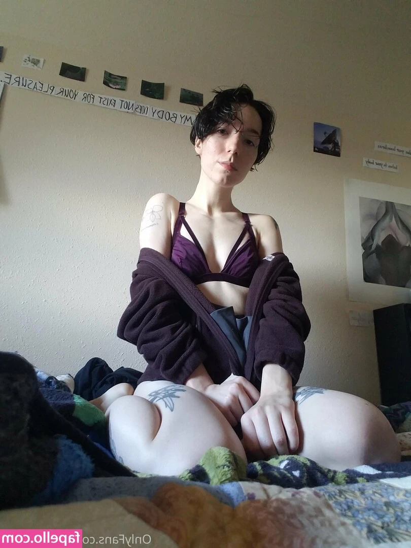 nullcowboy - She climaxes with intense stimulation of the clitoris with her