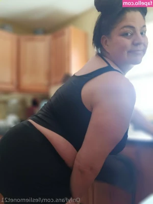 lesliemonet21 - I want to play with you, babe😈 but you won't mind if I cheat,
