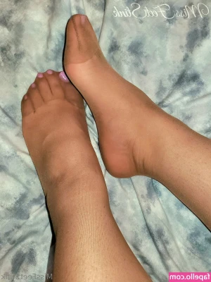 missfeetstinkvip - I’m LIVE in ONE HOUR! I want to see you there!! 💚🖤