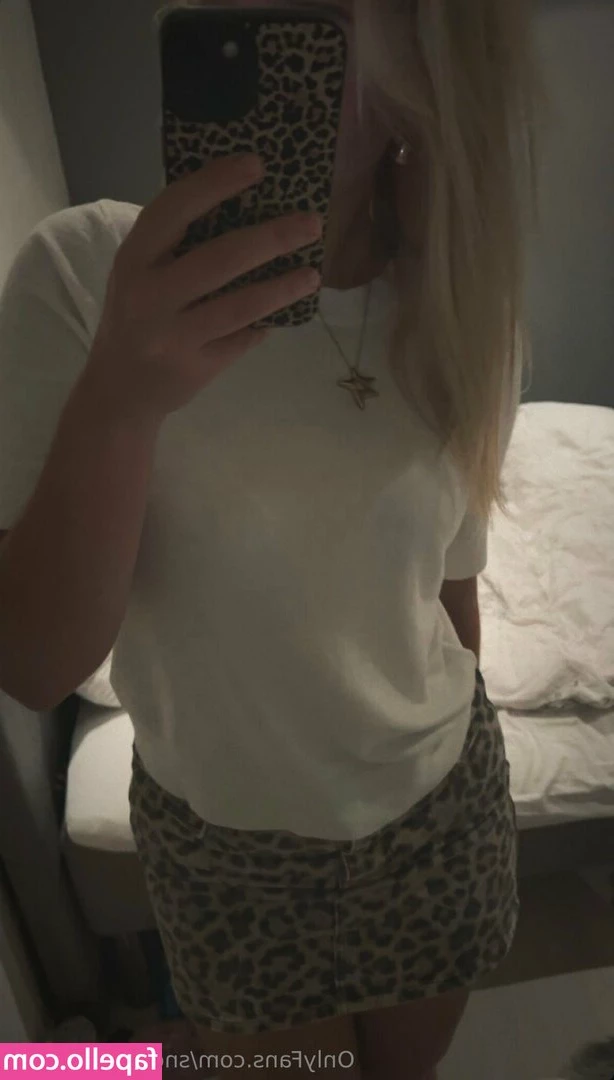 snowbunniie666 - Definitely need to do a photo shoot in this number🤍🤍🤍