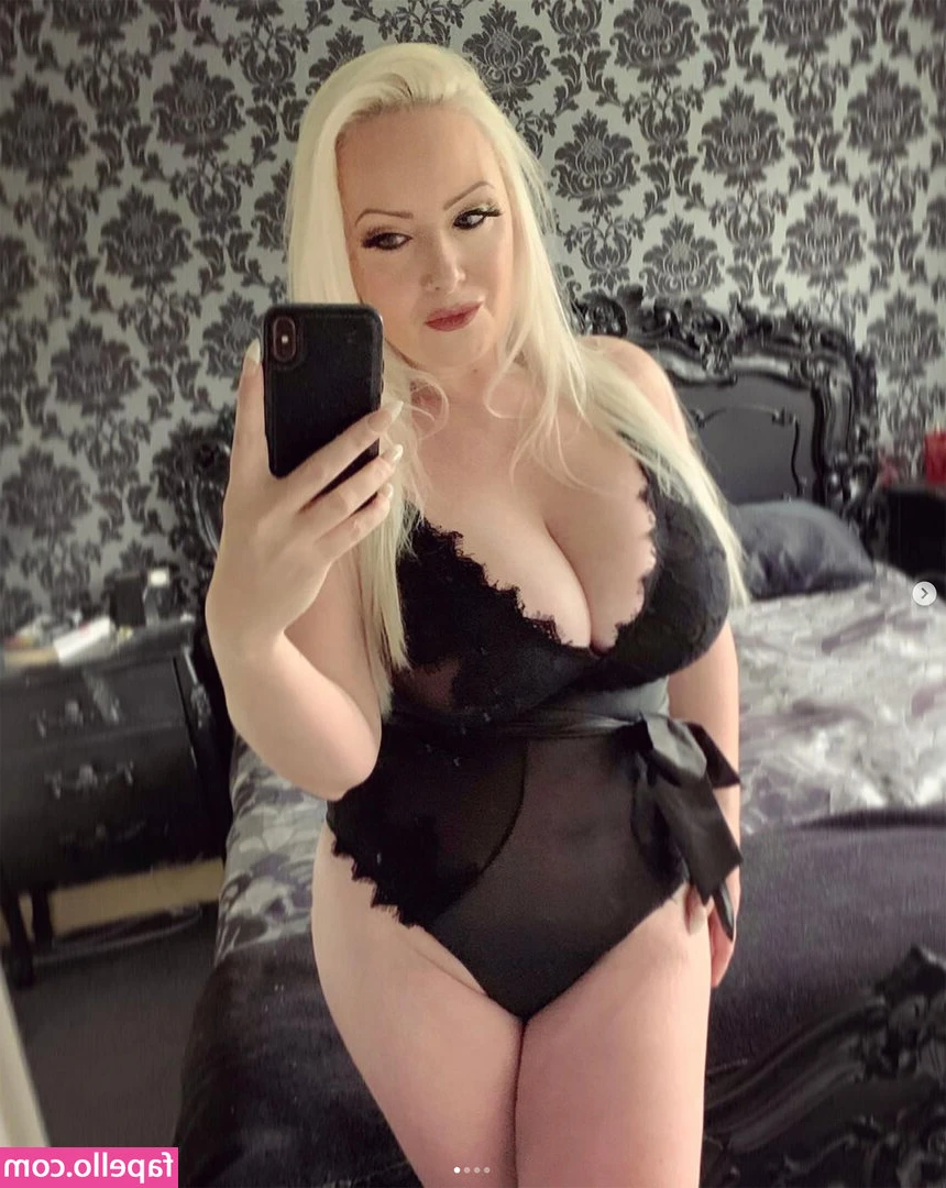 octoberdivine - Heyyy  We should grab a coffee and go for a hike  I bet we could find