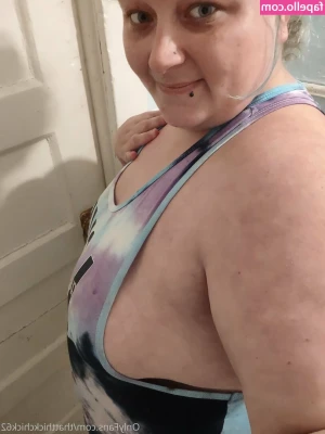 thatthickchick62 - Winged eyeliner & wet hair Song: The Ghost by NIVIRO
