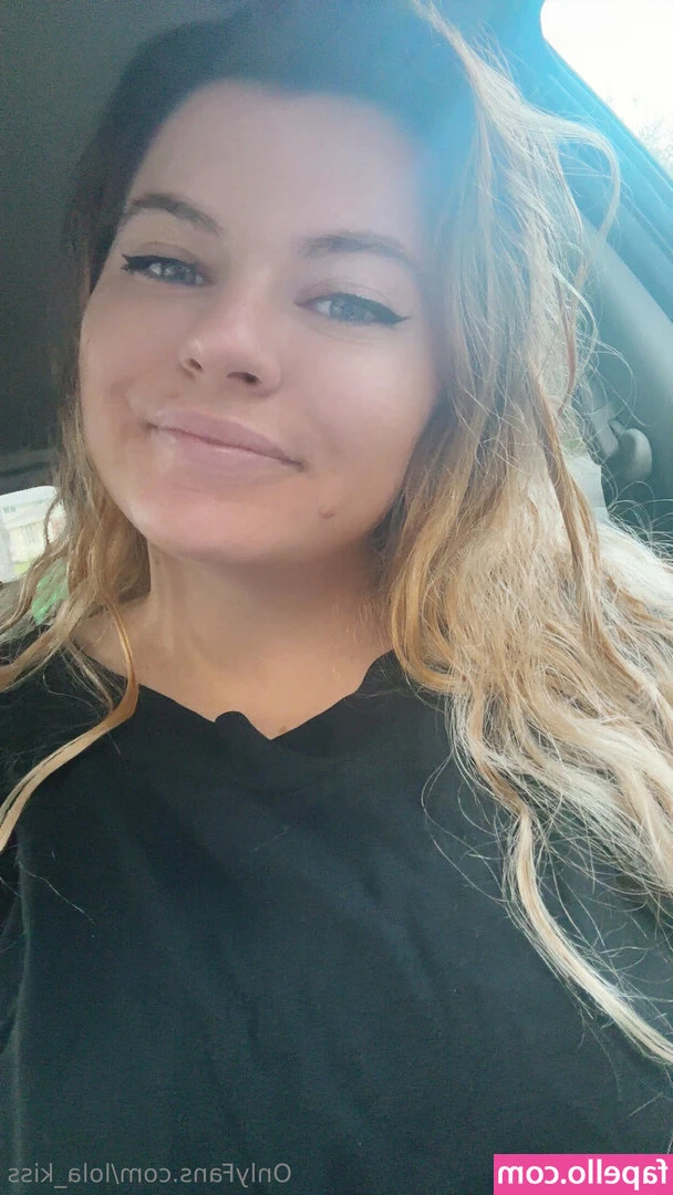 lola_kiss [ lola-kiss ] - I might be craving a little something this morning. 😏👅