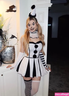Dizzykitten - What would you do if you saw me like this I’m your room xx