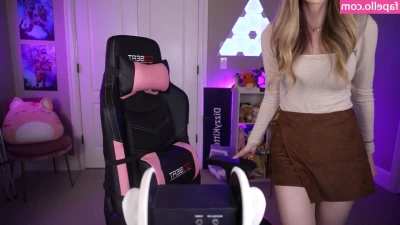 Dizzykitten - I imagine you standing in front of me and driving your huge cock on