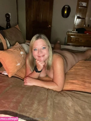 nicole_hotwife [ nicole-hotwife ] - Spend the weekend by jerking for my perfect feet 😈  Enjoy all my