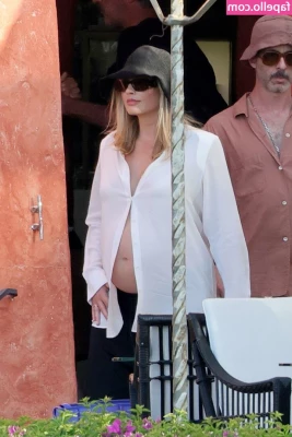 Margot Robbie [ margot-robbie ] - Why aren t these lovely lips wrapped around a 9 inch dick