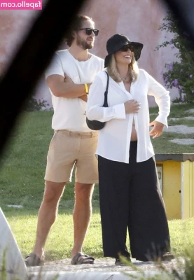 Margot Robbie [ margot-robbie ] - Caught in the act
