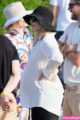 Margot Robbie [ margot-robbie ] - Scene drops midday on Sunday