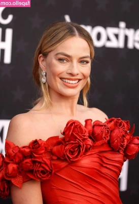 Margot Robbie [ margot-robbie ] - I just took the best shower   wish you could rub lotion on me and put