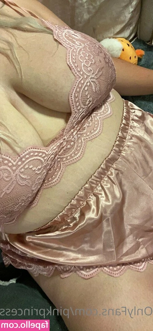 pinkprincesspalacefree - would you give my feet and my pussy a nice massage baby? 👀