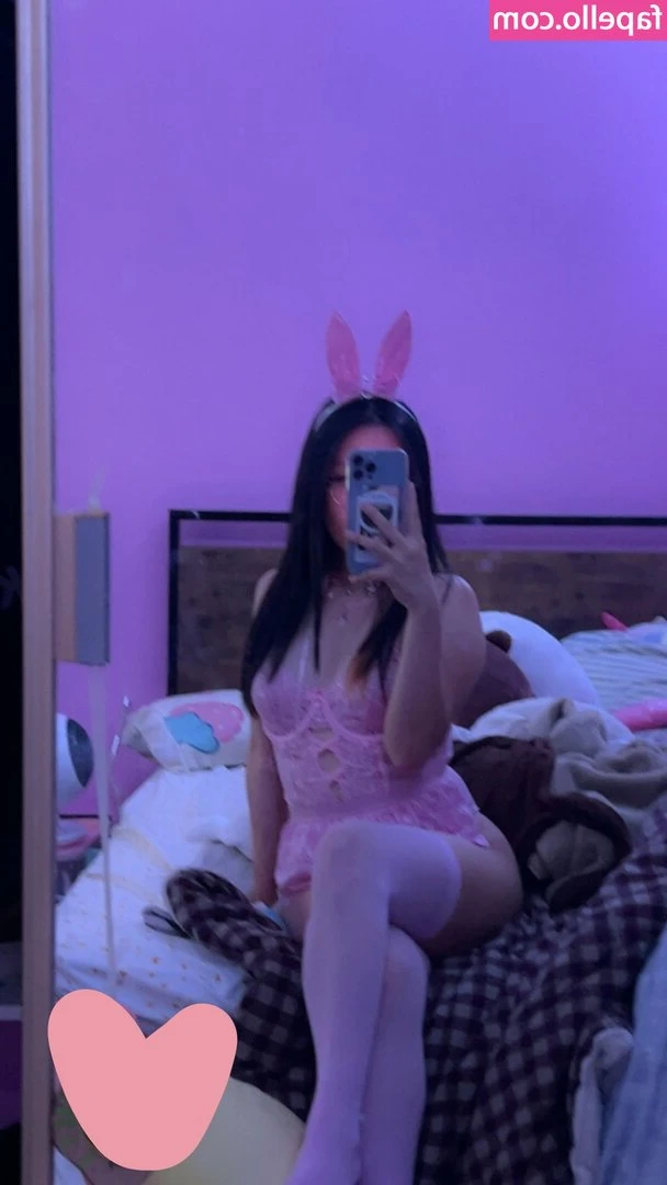 Cryingmayonnais - This latex is too tight over my fat belly 🥵