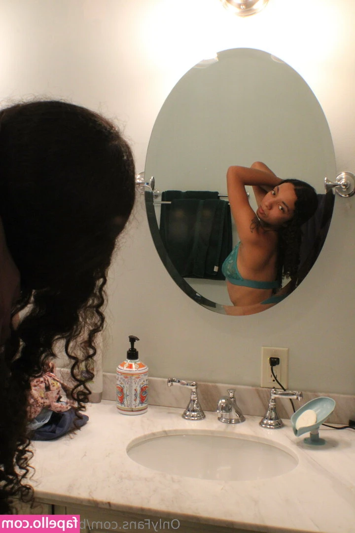 baby_kaprixo [ baby-kaprixo ] - Was asked a few time if I ever shaved my pussy. I never did, I mean