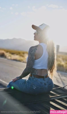 chelsea_bodyy [ chelsea-bodyy ] - Should I keep my legs up?😏