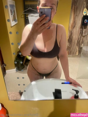 carrie_on [ carrie-on ] - How do you punish this naughty girl?😈😈