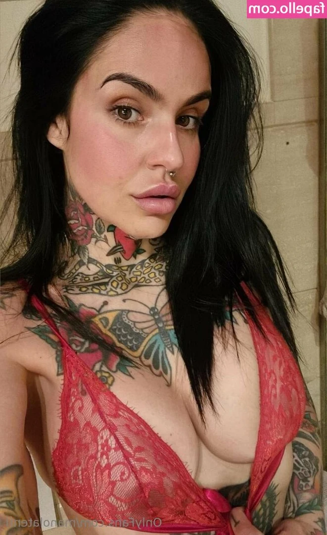 manolatenti - Playing with my belly button 💞💋