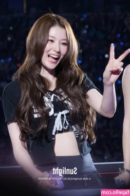 Minatozaki Sana [ minatozaki-sana ] - Going live very soon!!!