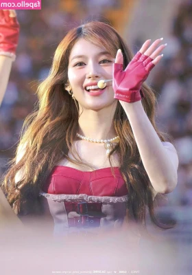 Minatozaki Sana [ minatozaki-sana ] - 🇬🇧 it's friday again finally! Wait for you in dms 🐱 