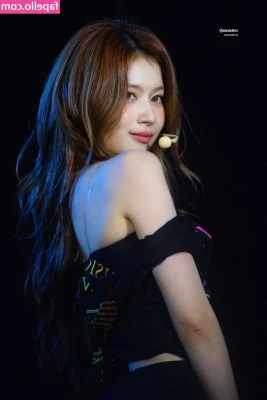 Minatozaki Sana [ minatozaki-sana ] - How would you feel to be woken up with my lips around your cock?😋