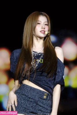 Minatozaki Sana [ minatozaki-sana ] - In a bit of a bad mood today, anyone wanna cheer me up?