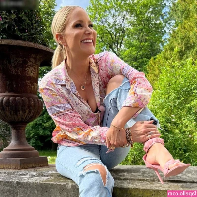 Janine Kunze [ janine-kunze ] - How’s everyone’s Monday going?😘