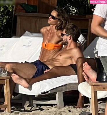 Izabel Goulart [ izabel-goulart ] - They obviously make this stuff for short girls   peep that little