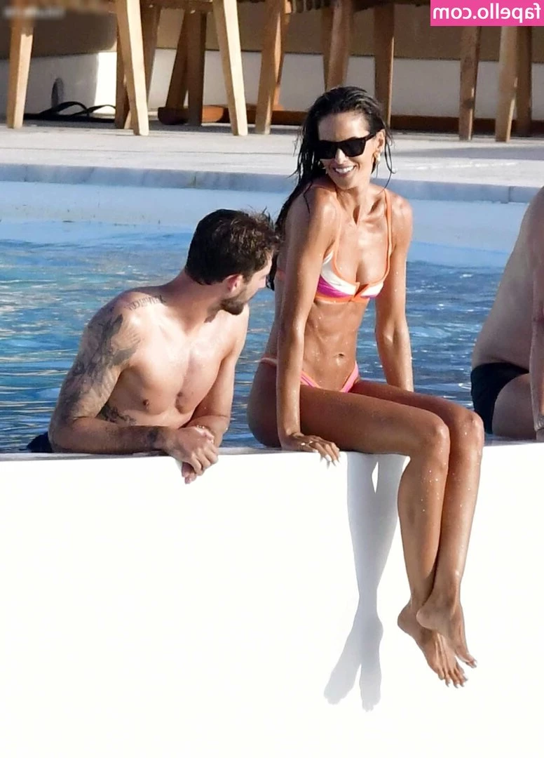 Izabel Goulart [ izabel-goulart ] - Hanging low   hole on show