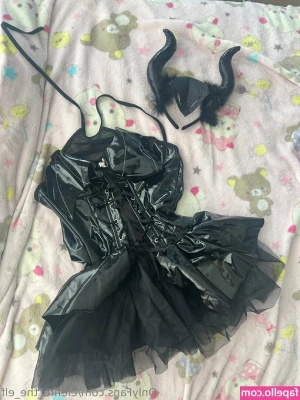 elefire_the_elf [ elefire-the-elf ] - Clip of how I warmed my pussy up for the sex  amp  anal vid    https