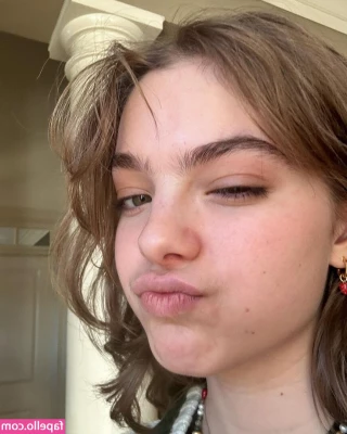 Isabel Myers [ isabel-myers ] - Nails are so gorgeous