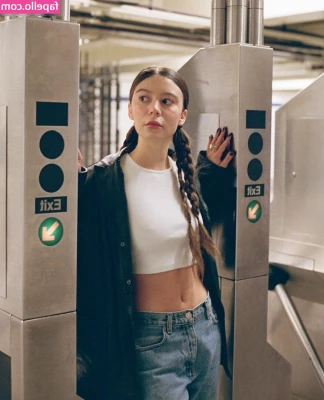 Genevieve Hannelius [ genevieve-hannelius ] - Oiling myself up and rubbing my cunt