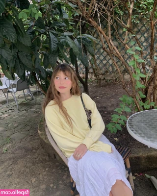 Genevieve Hannelius [ genevieve-hannelius ] - Just lounging