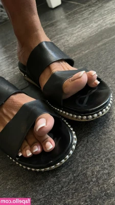 vee_feet [ vee-feet ] - love? kill? kiss?