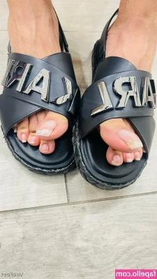 vee_feet [ vee-feet ] - Do you want to see a beautiful big dick shemale playing with a 24
