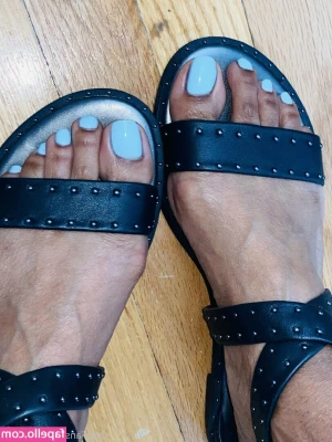 vee_feet [ vee-feet ] - Heels and legs