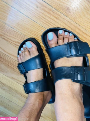vee_feet [ vee-feet ] - Stretchy sun goddess 💦