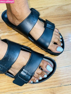 vee_feet [ vee-feet ] - I can't wait to show you what I’ve got in store... want a sneak