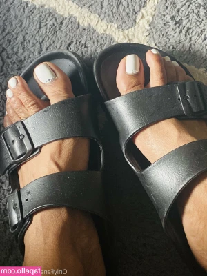 vee_feet [ vee-feet ] - jiggles all round
