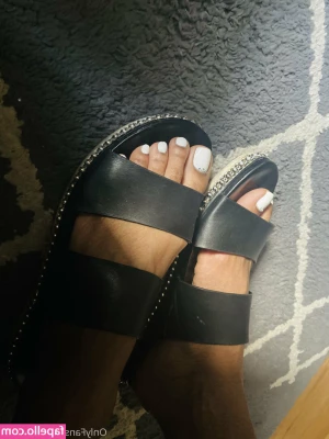 vee_feet [ vee-feet ] - Happy Titty Tuesday!!! ❤️