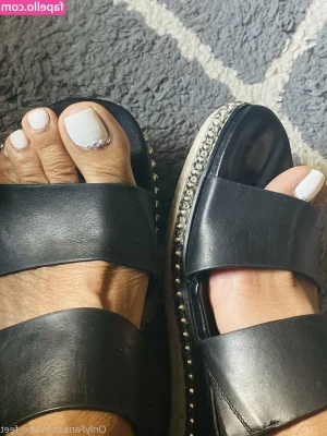 vee_feet [ vee-feet ] - Watch me undress after a fun little photoshoot 😘