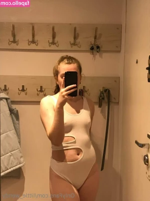 little_wendy [ little-wendy ] - Butt flexing is esential   But  what would you like to play with the