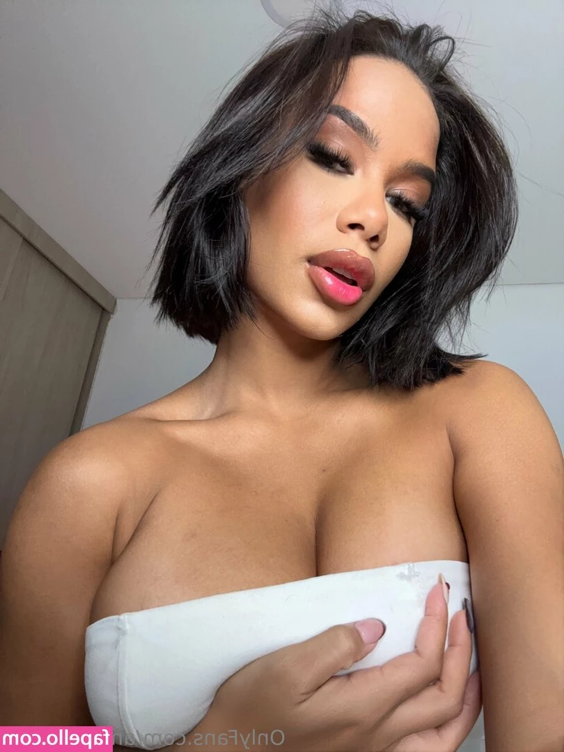 ambarxreyes - What other goddess could take a flash profile photo without any