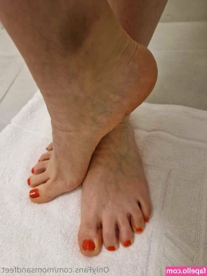 momsandfeet - Yours truly 💋