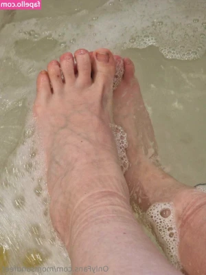 momsandfeet - making sure the angle is right to catch me taking these