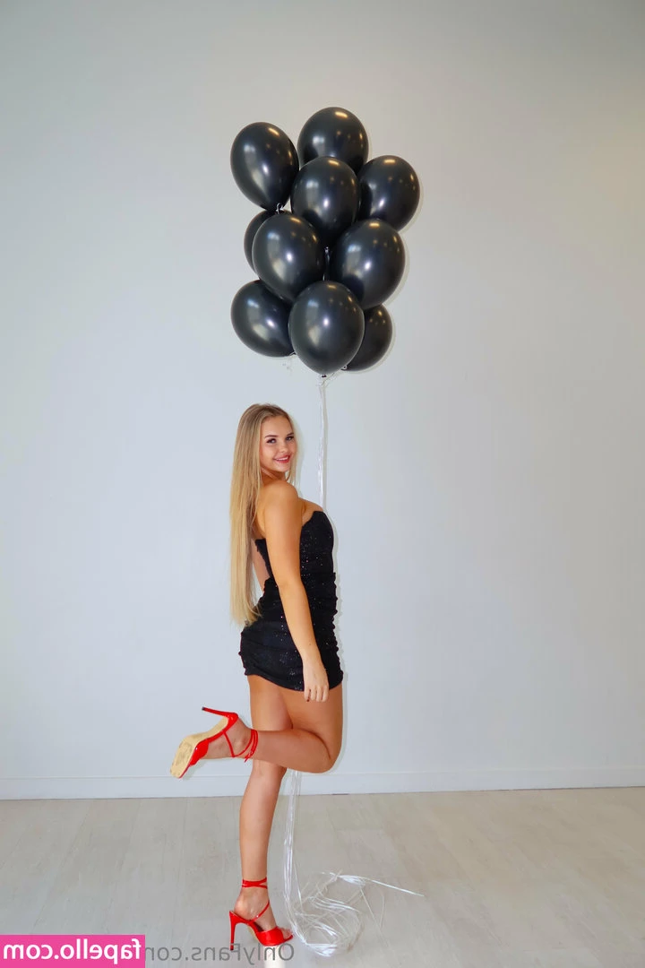xoannalisa - Playing with my clit right now.