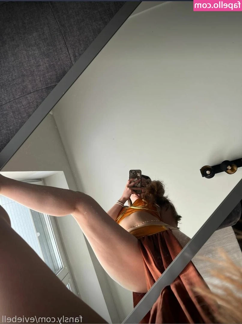 eviebell - If you're horny please send me DMs telling mw what you'd do with my