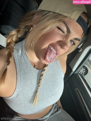 Exclusiveelle - Coffee, 2 sugars and morning wood milk please 🤤😘